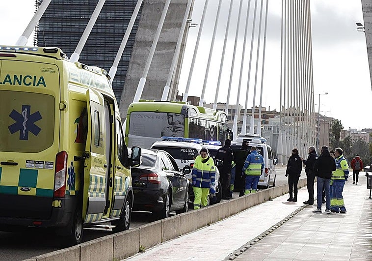 Policías y sanitarios evitan un suicidio en el puente Real de Badajoz
